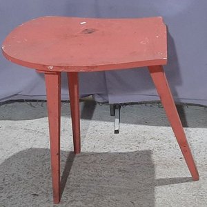 Mesa Auxiliar Redonda Rosada de Diseño con Tres Patas - imagen 1