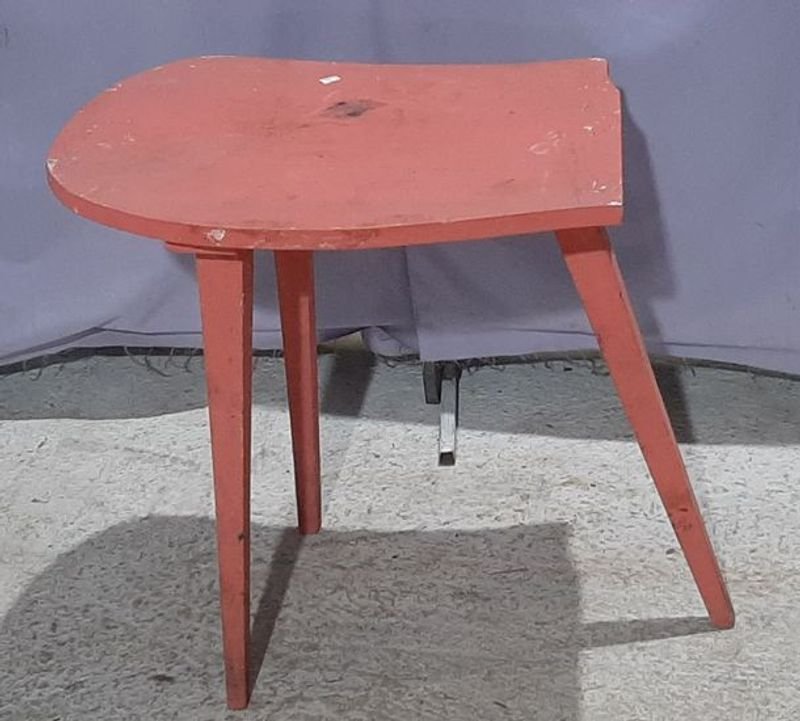 Mesa Auxiliar Redonda Rosada de Diseño con Tres Patas