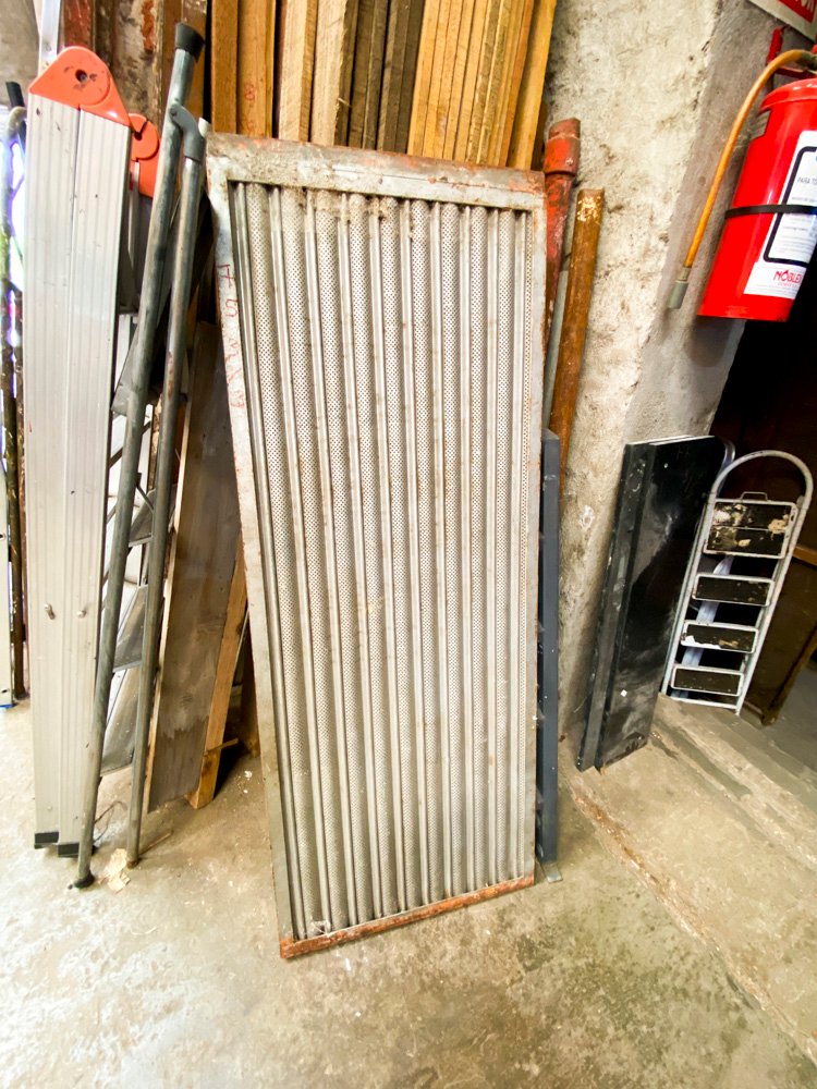 Lote siguiente: Páneles metálicos de color gris y plata
