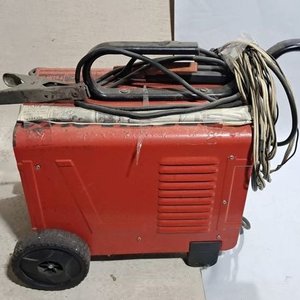 Lote siguiente: Soldadora Eléctrica Nordika 2160 Roja con Ruedas