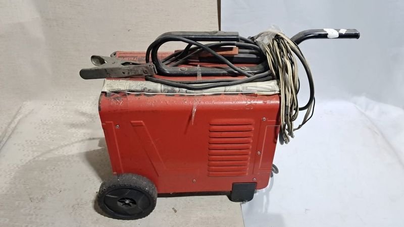 Soldadora Eléctrica Nordika 2160 Roja con Ruedas