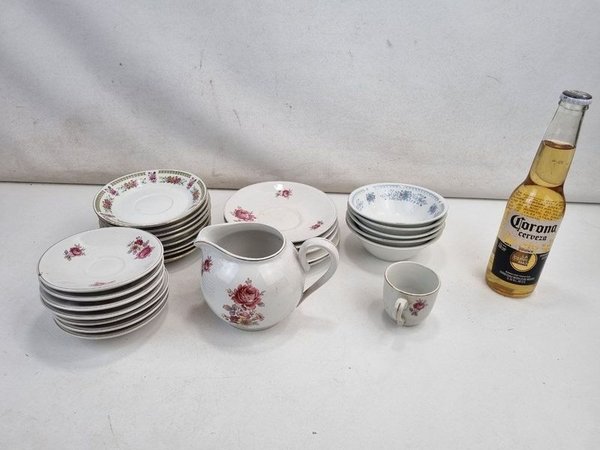 Lote de Vajilla Surtida "Olmos" Porcelana Uruguaya y "Made in China" con Decoración Floral - imagen 1