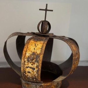 Lote anterior: Corona Decorativa de Chapa Oxidada con Cruz