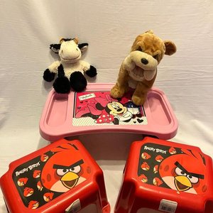 Mesa Auxiliar Minnie Mouse y Banquitos Angry Birds con Peluches - imagen 2