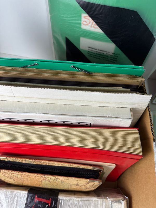 Caja repleta de insumos de papelería nuevos - imagen 7