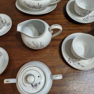 Juego de Loza Olmos Completo: 59 Piezas de Porcelana Blanca con Flores Lilas - imagen 7