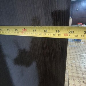 Ropero de Madera Oscura con Tres Puertas Corredizas y Espejo Central - imagen 7