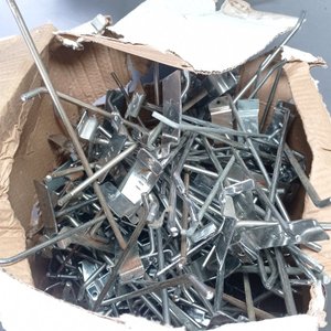 Más de 140 perchas en metal para exhibir en diferentes formas y tamaños.  - imagen 1