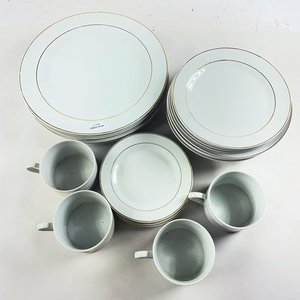 Juego de Porcelana Blanca con Borde Dorado: Platos y Tazas - imagen 2