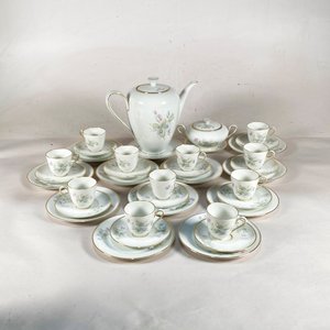 Juego de Porcelana Bavaria "Floral" con Guardia Dorada: Cafetera, Azucarero y 11 Tríos - imagen 1