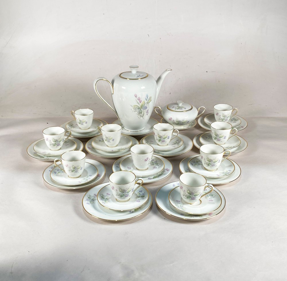 Juego de Porcelana Bavaria "Floral" con Guardia Dorada: Cafetera, Azucarero y 11 Tríos