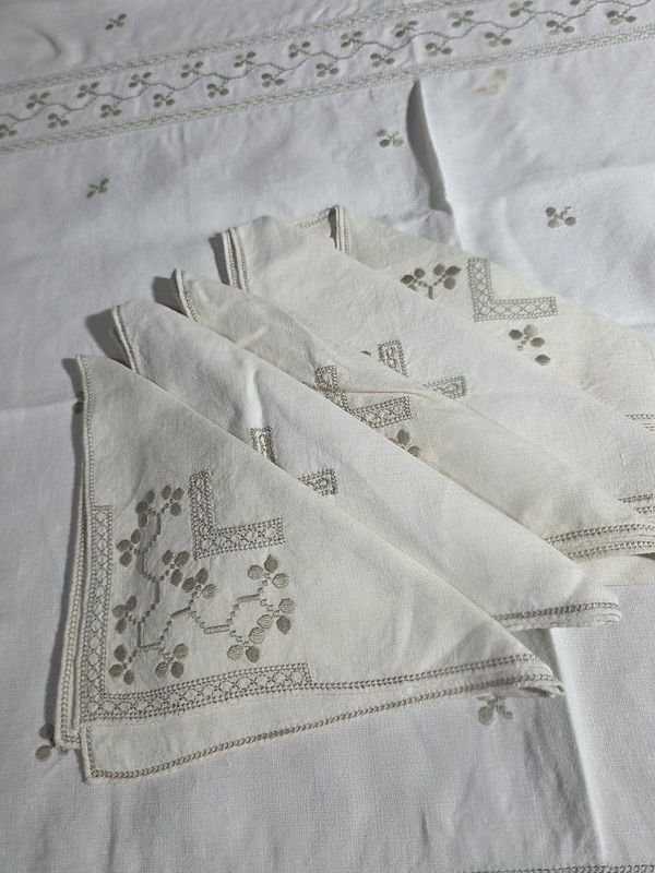 Mantel bordado con servilletas de mesa - imagen 9