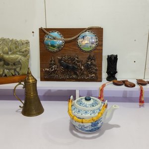 Lote siguiente: Lote de 7 piezas: Tetera de porcelana, jarra de bronce, cuadro de ciervos y más