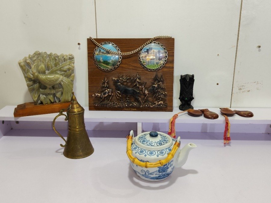 Lote de 7 piezas: Tetera de porcelana, jarra de bronce, cuadro de ciervos y más