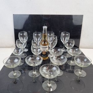 Lote siguiente: Juego de 17 Copas de Cristal Variadas