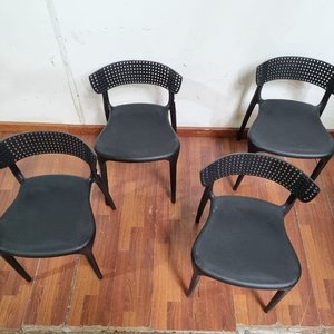 Set de 4 Sillas Negras de Plástico Inyectado con Respaldo Perforado - imagen 3