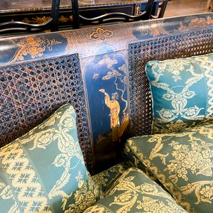 Sofá de Estilo Oriental con Detalles en Caña y Cojines Estampados - imagen 2