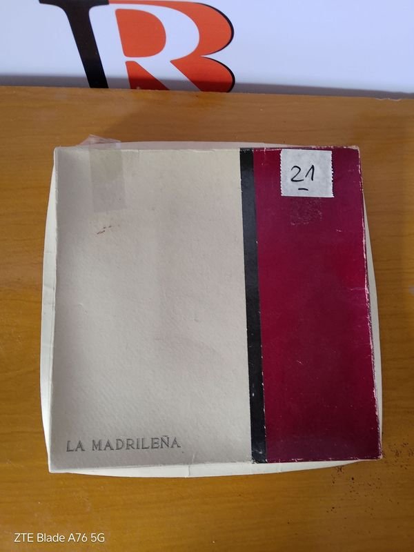Pañuelos bordados y etiquetas numeradas - imagen 1
