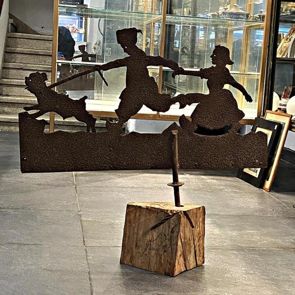Veleta Antigua de Hierro con Figuras de Niños Jugando y Perro - imagen 1