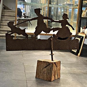 Veleta Antigua de Hierro con Figuras de Niños Jugando y Perro - imagen 1
