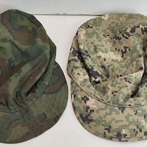 Dos Gorros Militares Uruguayos de Distintas Épocas - imagen 1