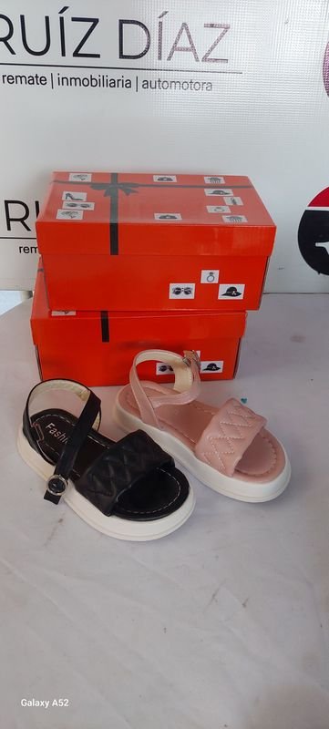 Lote siguiente: Zapatos de tacón alto para mujer