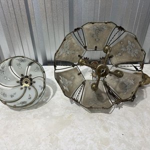Par de Lámparas Antiguas de Vidrio y Metal Dorado con Diseño Floral - imagen 3