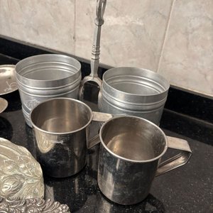 Lote de 7 Artículos de Aluminio y Platino: Servidor, Azucarero, Yerbera y Platos - imagen 3