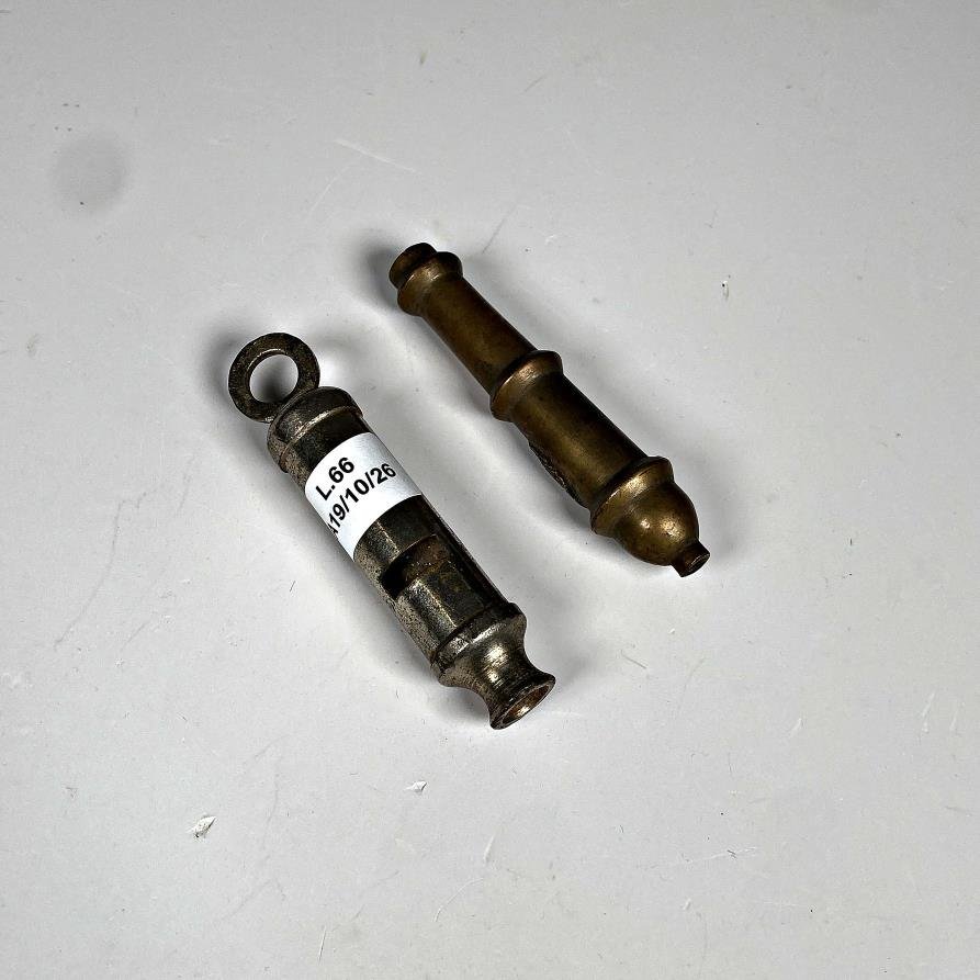 Silbato Antiguo y Cabo de Cuchillo en Bronce