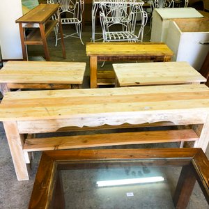 Mesa Auxiliar Rústica de Madera Clara con Estante Inferior - imagen 2