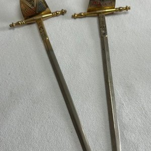 Lote siguiente: Dos Abrecartas Estilo Espada Española con Detalles Dorados