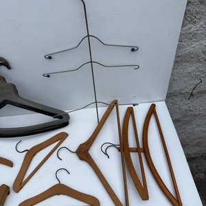 Lote de Perchas Antiguas de Madera y Plástico - imagen 5