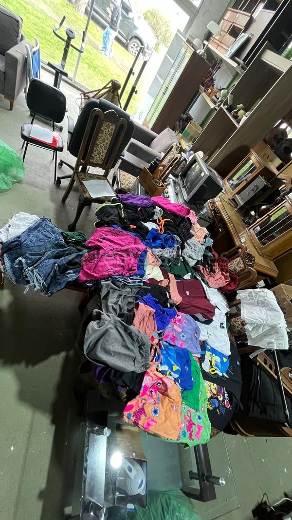 Lote de Ropa Variada y Muebles de Segunda Mano - imagen 1