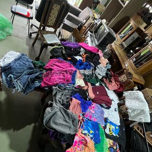 Lote de Ropa Variada y Muebles de Segunda Mano - imagen 1