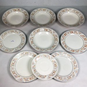 Lote siguiente: Nueve Platos de Porcelana Blanca con Diseño Floral y Guardas Plateadas