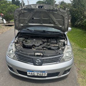 Nissan Tiida Hatchback Plata - imagen 5