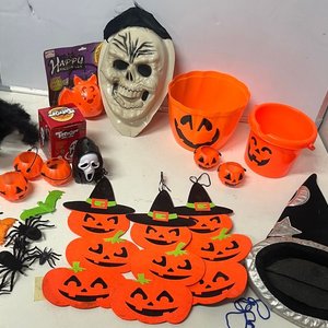 Lote siguiente: Lote de Decoración Halloween: Calabazas, Careta, Arañas y Más