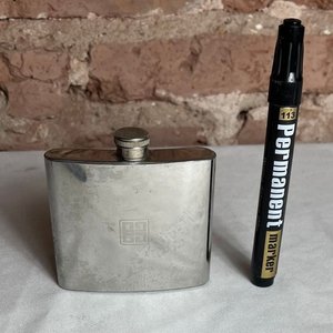 Petaca Metálica de Acero Inoxidable 3.5 oz - imagen 2