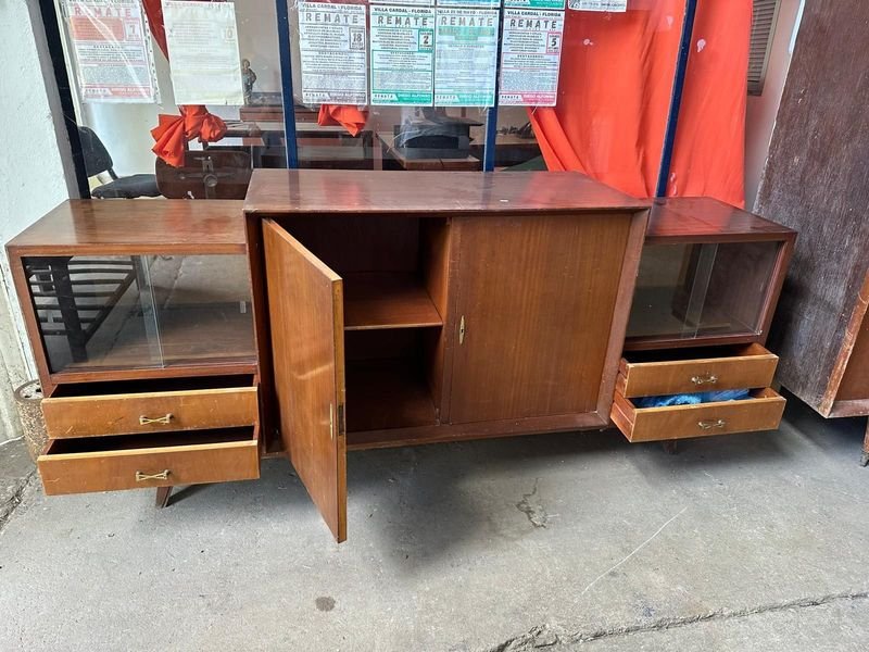 Lote siguiente: Mueble bajo de comedor de madera con dos puertas y cuatro cajones