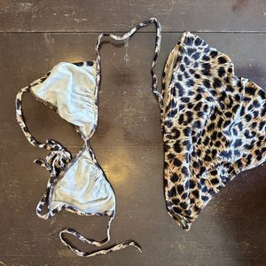 Lote de Trajes de Baño: Entero Azul Speedo, Estampado Naranja/Marrón y Bikini Leopardo - imagen 2