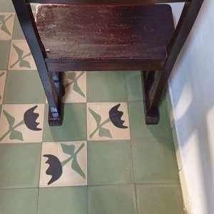 Banco de madera dura con respaldo y número 82 - imagen 2