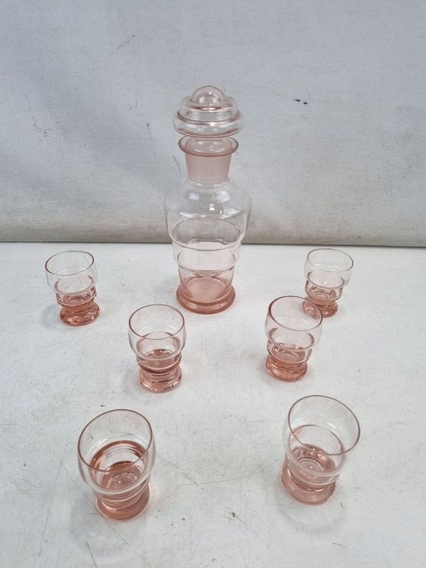 Elegante Juego de Licorera Rosa Salmón con Seis Copitas