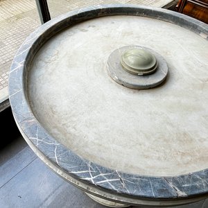 Fuente Circular Art Decó en Mármol con Fuste Acanalado - imagen 2