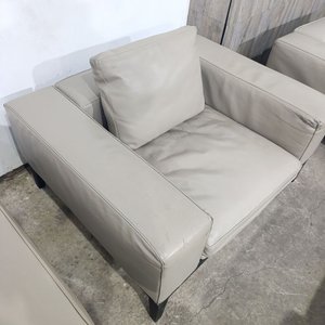 Sillones de Estilo Contemporáneo en Cuero Gris con Base de Madera Maciza - imagen 5
