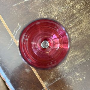 Juego de 4 Copas Bajas Rojas con Grabado de Flores - imagen 3