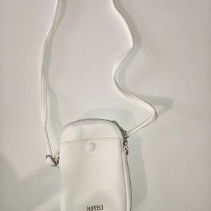 Lote siguiente: Bolso Porta Celular de Cuero Blanco con Cierre Metálico