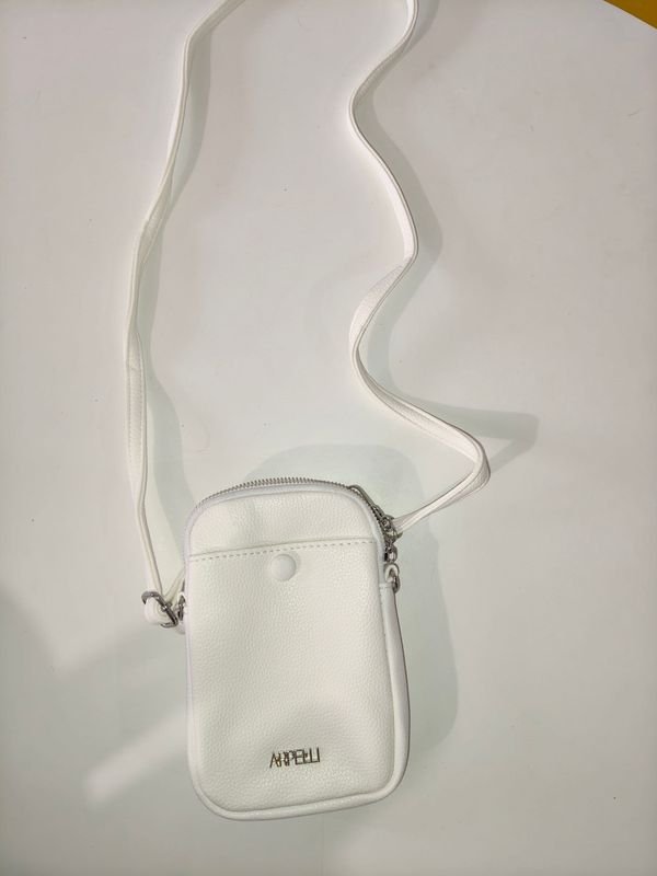 Bolso Porta Celular de Cuero Blanco con Cierre Metálico