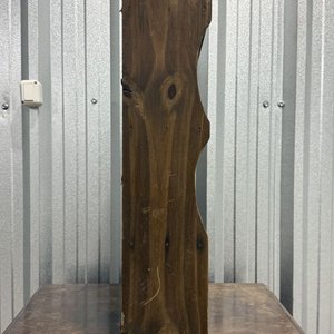 Estante Repisa Artesanal de Madera Oscura con Tres Niveles - imagen 7