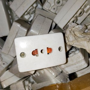Caja con Tomas Eléctricos Blancos y Artículos Luminosos Varios - imagen 3