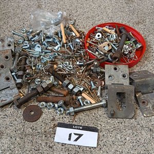Lote de Bisagras, Tornillos, Tuercas y Varios Elementos de Ferretería - imagen 2